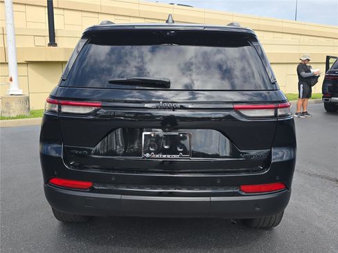 Used 2024 Jeep Grand Cherokee Limited w/ Luxury Tech Group II image 4