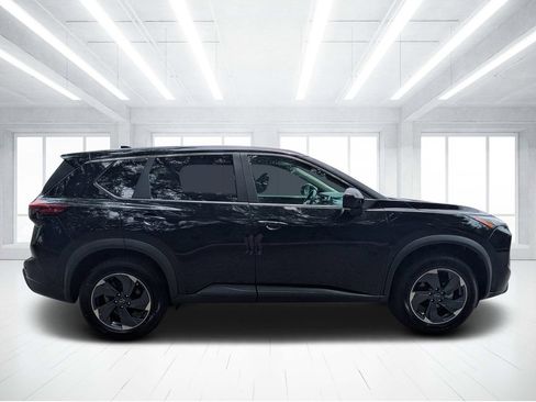 Used 2024 Nissan Rogue SV FWD image 2
