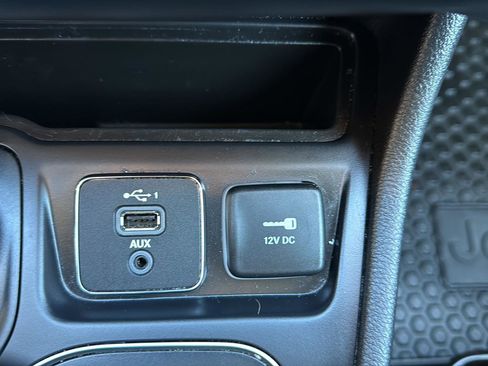 Used 2019 Jeep Cherokee Latitude Plus w/ Cold Weather Group image 28