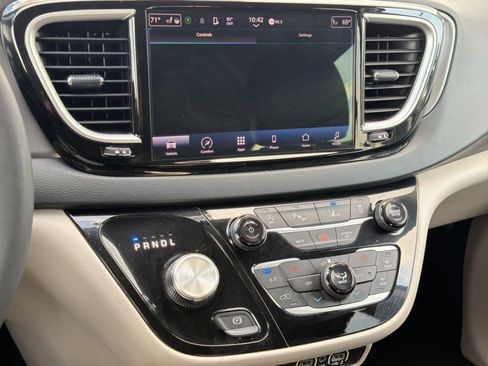 Used 2023 Chrysler Pacifica Touring-L FWD image 22