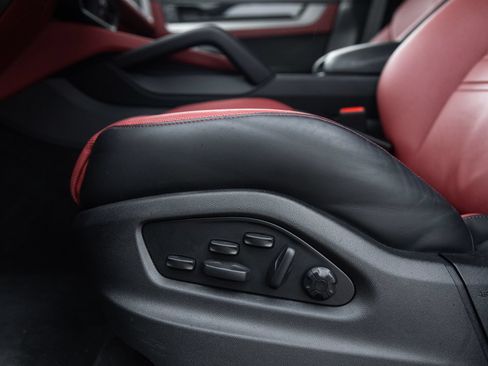Certified 2025 Porsche Cayenne E-Hybrid Coupe AWD/4WD image 23
