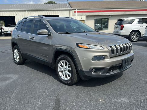 Used 2016 Jeep Cherokee Latitude w/ Comfort/Convenience Group AWD/4WD image 3