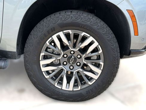 Used 2025 Chevrolet Suburban Z71 AWD/4WD image 12