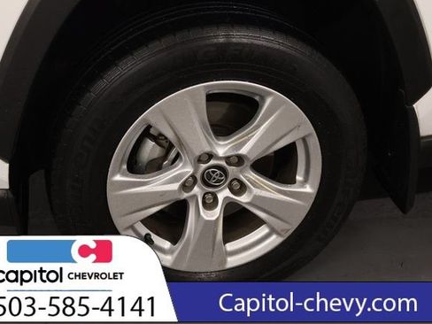 Used 2020 Toyota RAV4 XLE w/ Carpet Mat Package AWD/4WD image 8