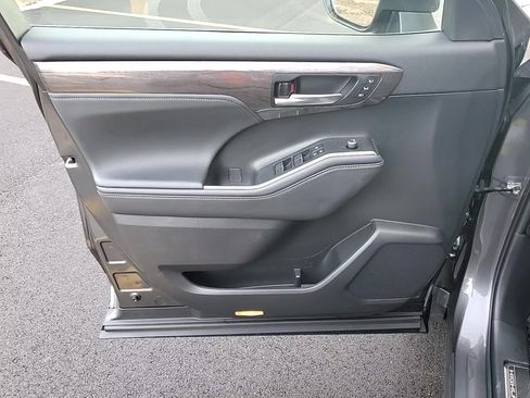 Used 2022 Toyota Highlander Platinum image 10