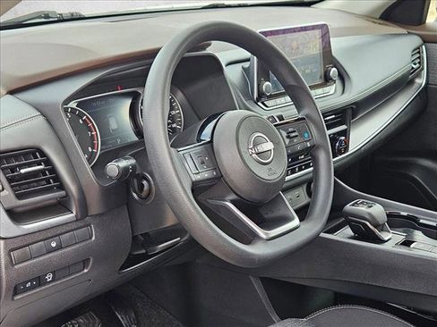 Used 2023 Nissan Rogue SV image 9