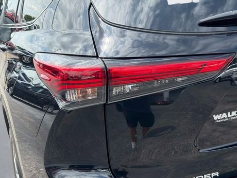Used 2023 Toyota Highlander XLE AWD/4WD image 11
