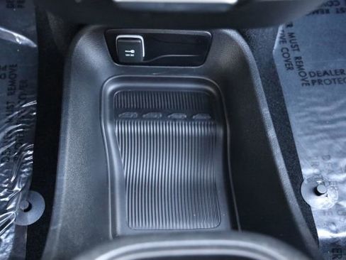 Used 2026 Chrysler Pacifica Select image 50