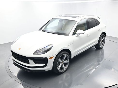 Certified 2025 Porsche Macan AWD/4WD image 33