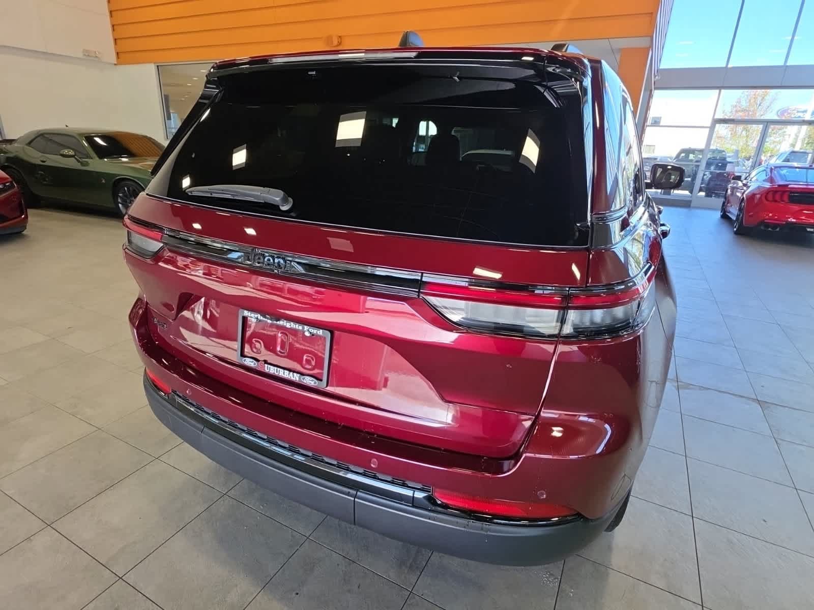Used 2025 Jeep Grand Cherokee Altitude AWD/4WD image 9