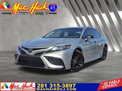 Used 2022 Toyota Camry SE image 1