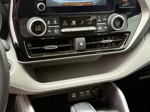 Used 2023 Toyota Highlander L FWD image 19