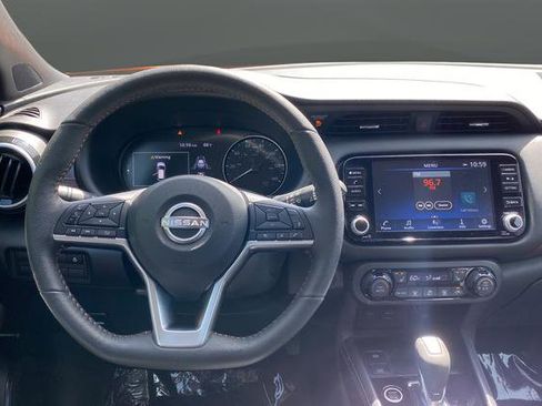 Used 2023 Nissan Kicks SR w/ SR Premium Package FWD image 10