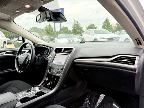 Used 2020 Ford Fusion SE FWD image 21