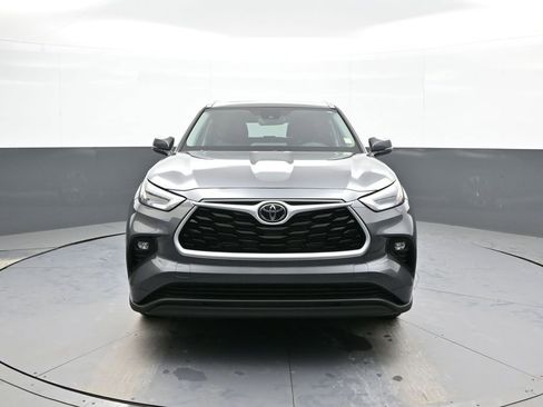 Used 2025 Toyota Highlander XLE AWD/4WD image 2