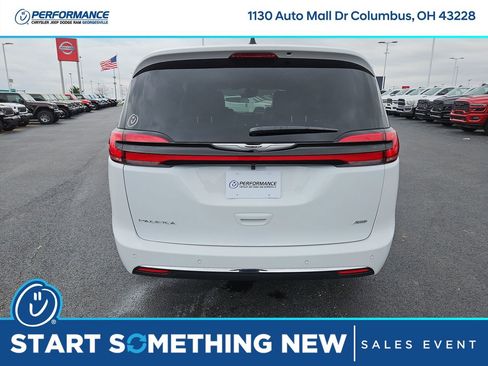 New 2026 Chrysler Pacifica Select image 6