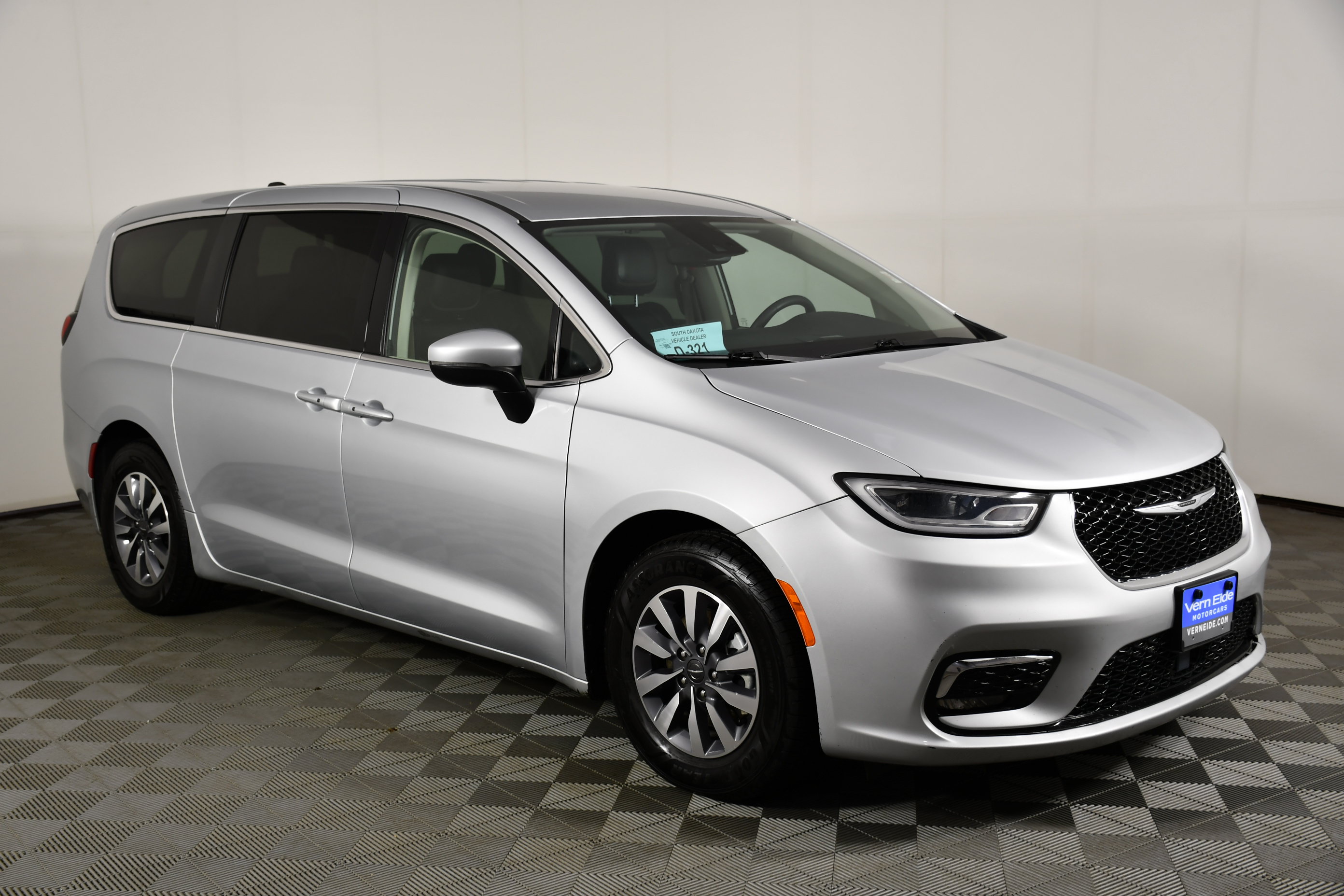 Used 2023 Chrysler Pacifica Touring-L FWD image 4