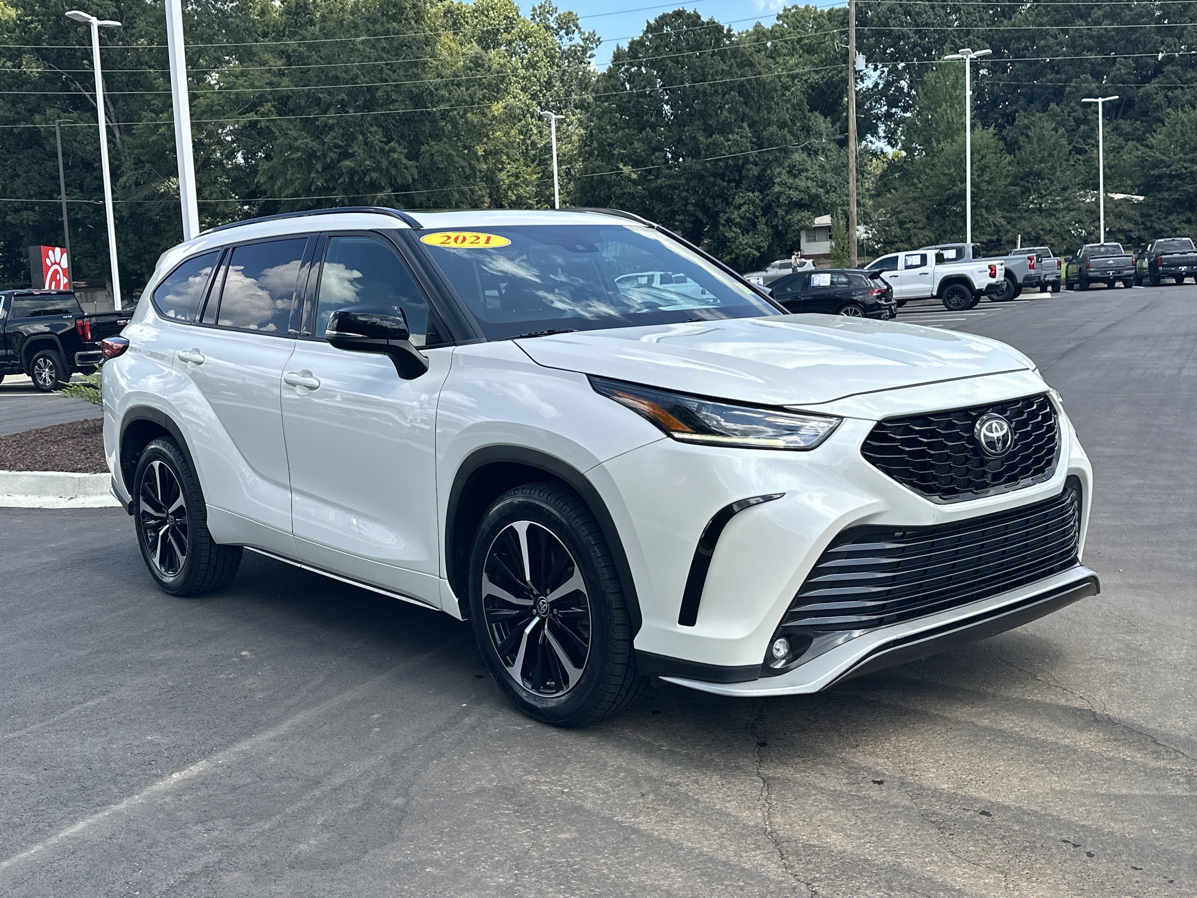 Used 2021 Toyota Highlander XSE FWD image 2
