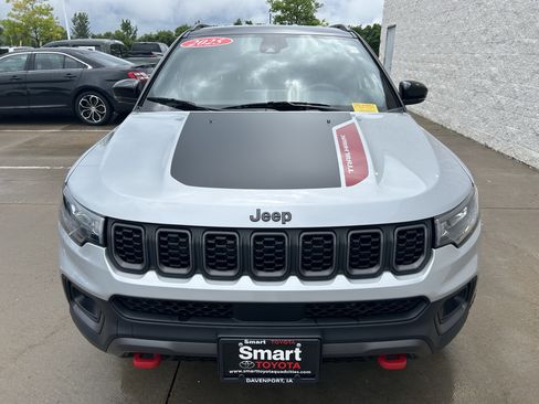 Used 2025 Jeep Compass Trailhawk AWD/4WD image 2