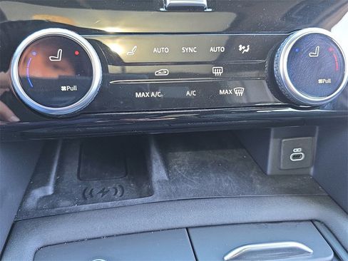 Certified 2025 Land Rover Discovery Metropolitan Edition image 26