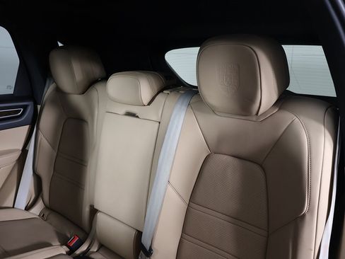 Used 2023 Porsche Cayenne Platinum Edition image 34