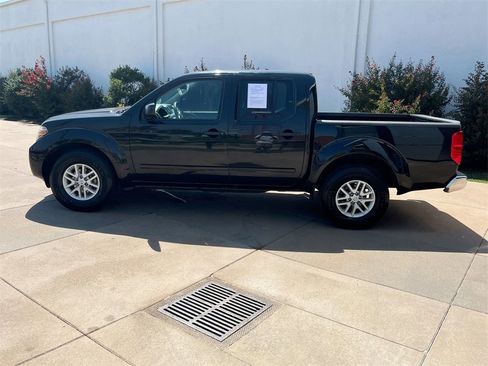 Used 2020 Nissan Frontier SV image 3