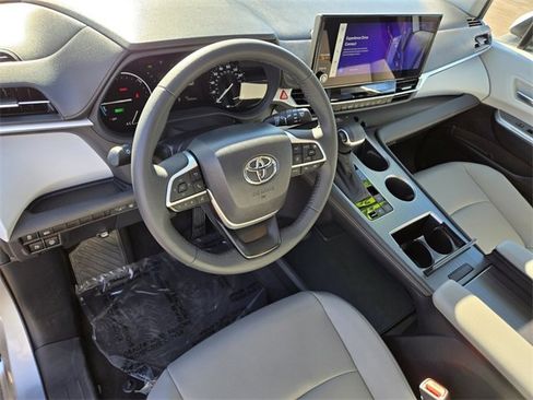 Used 2025 Toyota Sienna XLE image 11