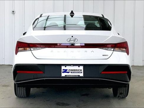 Used 2025 Hyundai Elantra Hybrid FWD image 4