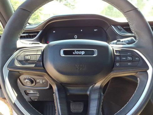 Used 2025 Jeep Grand Cherokee Limited w/ Luxury Tech Group II AWD/4WD image 31