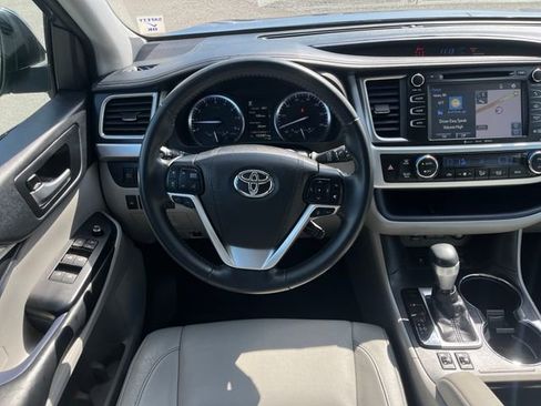 Used 2018 Toyota Highlander XLE AWD/4WD image 22