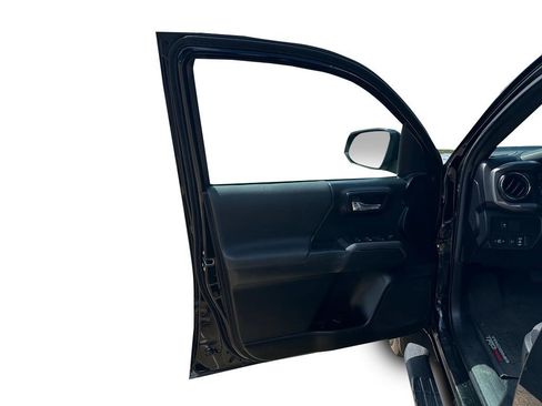 Used 2022 Toyota Tacoma TRD Off-Road image 5