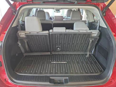 Used 2021 Toyota Highlander XLE AWD/4WD image 30