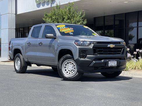 Used 2025 Chevrolet Colorado W/T AWD/4WD image 2