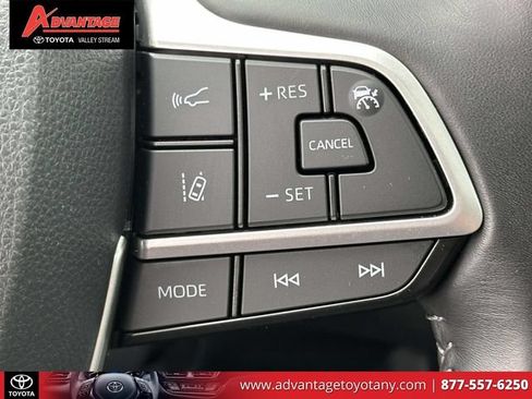 Used 2023 Toyota Highlander XLE AWD/4WD image 28