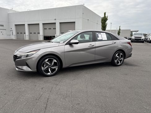 Used 2023 Hyundai Elantra SEL w/ Convenience Package FWD image 3