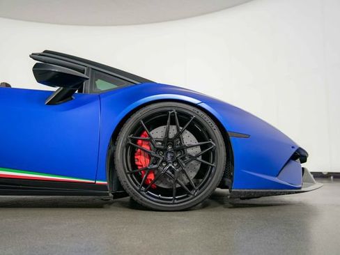 Used 2019 Lamborghini Huracan Performante AWD/4WD image 11