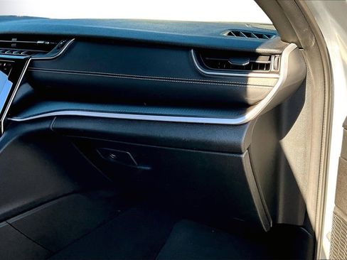 Used 2023 Jeep Grand Cherokee L Laredo image 18