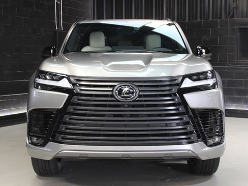 Used 2023 Lexus LX 600 4WD w/ Appearance Package image 4