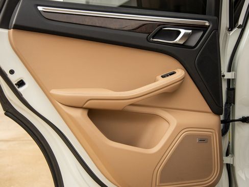 Certified 2021 Porsche Macan image 32