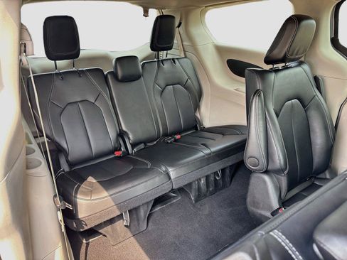 Used 2024 Chrysler Pacifica Limited FWD image 27