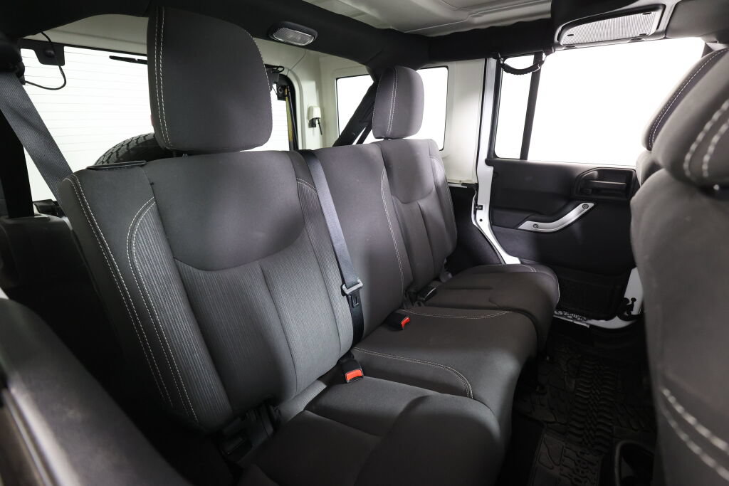 Used 2016 Jeep Wrangler Unlimited Sahara w/ Connectivity Group AWD/4WD image 20