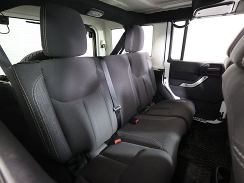 Used 2016 Jeep Wrangler Unlimited Sahara w/ Connectivity Group AWD/4WD image 20