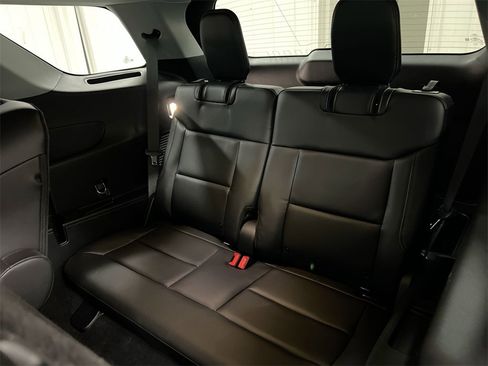 Used 2023 Ford Explorer XLT w/ Equipment Group 202A image 28