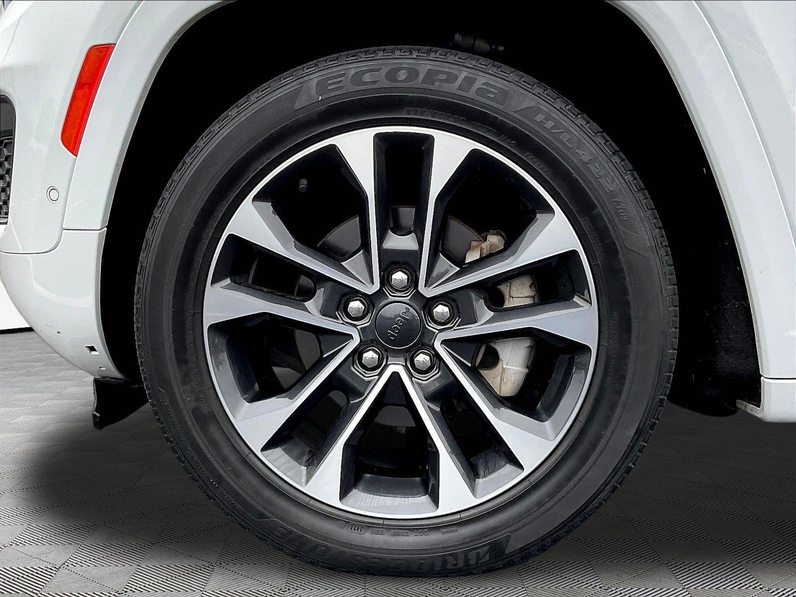 Used 2022 Jeep Grand Cherokee Overland w/ Luxury Tech Group IV AWD/4WD image 35