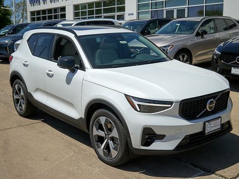 New 2025 Volvo XC40 B5 Plus w/ Protection Package Premier image 4