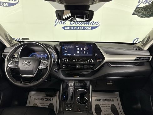 Used 2023 Toyota Highlander Limited image 2