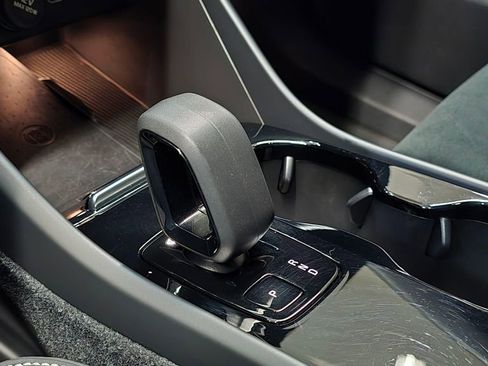 Certified 2023 Volvo XC40 Recharge Ultimate image 37