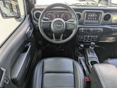 Used 2023 Jeep Gladiator Overland AWD/4WD image 15