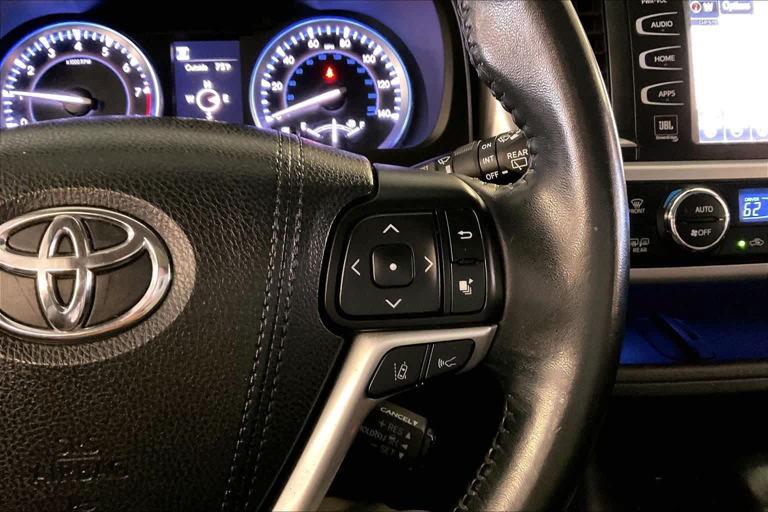 Used 2017 Toyota Highlander Limited AWD/4WD image 23