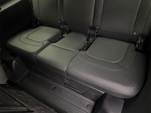 Used 2023 Land Rover Defender 130 X-Dynamic SE image 39